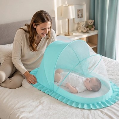 Moustiquaires lit bébé bleu abritant un nourrisson couché sur un lit