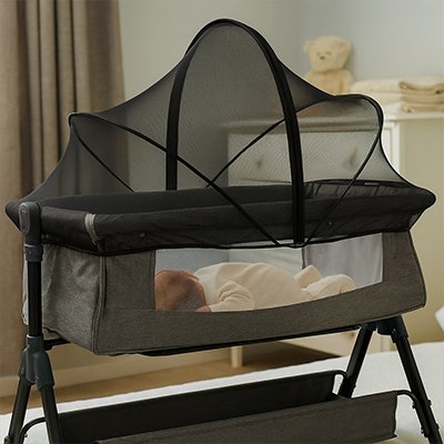 Moustiquaires lit bebe noir enfant sur le ventre
