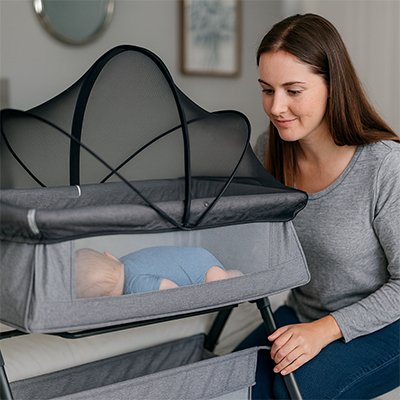 Moustiquaires lit bebe  noir maman assis observe enfant
