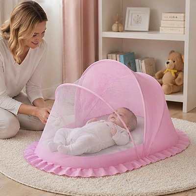 Moustiquaires lit bébé rose abritant un nourrisson surveillé par une maman