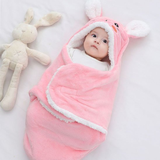 Nid d'ange rose bébé est à l'intérieur