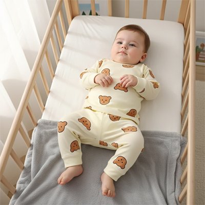 Pyjama bébé ours en peluche beige sur un tout-petit
