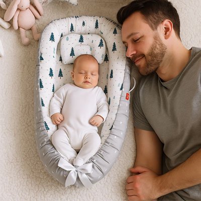 Reducteur de lit sapin noël avec papa et bébé couché