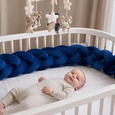 Tour de lit tresse avec bébé allongé dans un berceau