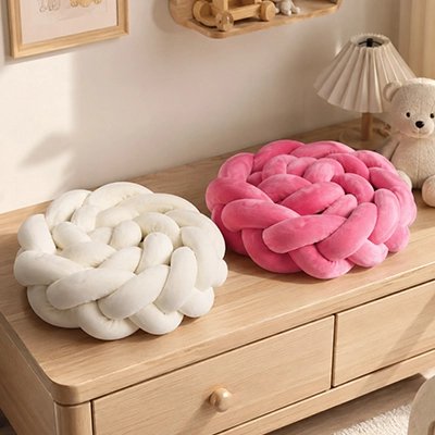 Tour de lit tresse rose et blanc posé sur table de chevet
