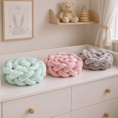 Tresse de lit gris rose et vert posé sur tirroir