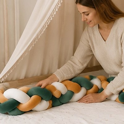 Tresse de lit maman arrange le lit de bébé heureuse