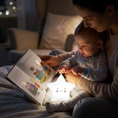 Veilleuse bébé blanc maman fait la lecture