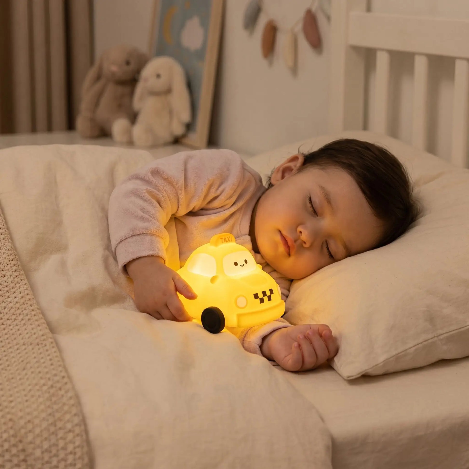 veilleuse bébé enfant dort avec veilleuse en main
