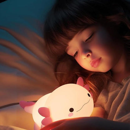 Veilleuse bébé enfant le tient dans ses mains