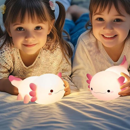 Veilleuse bébé les enfants couchent avec dans ses mains