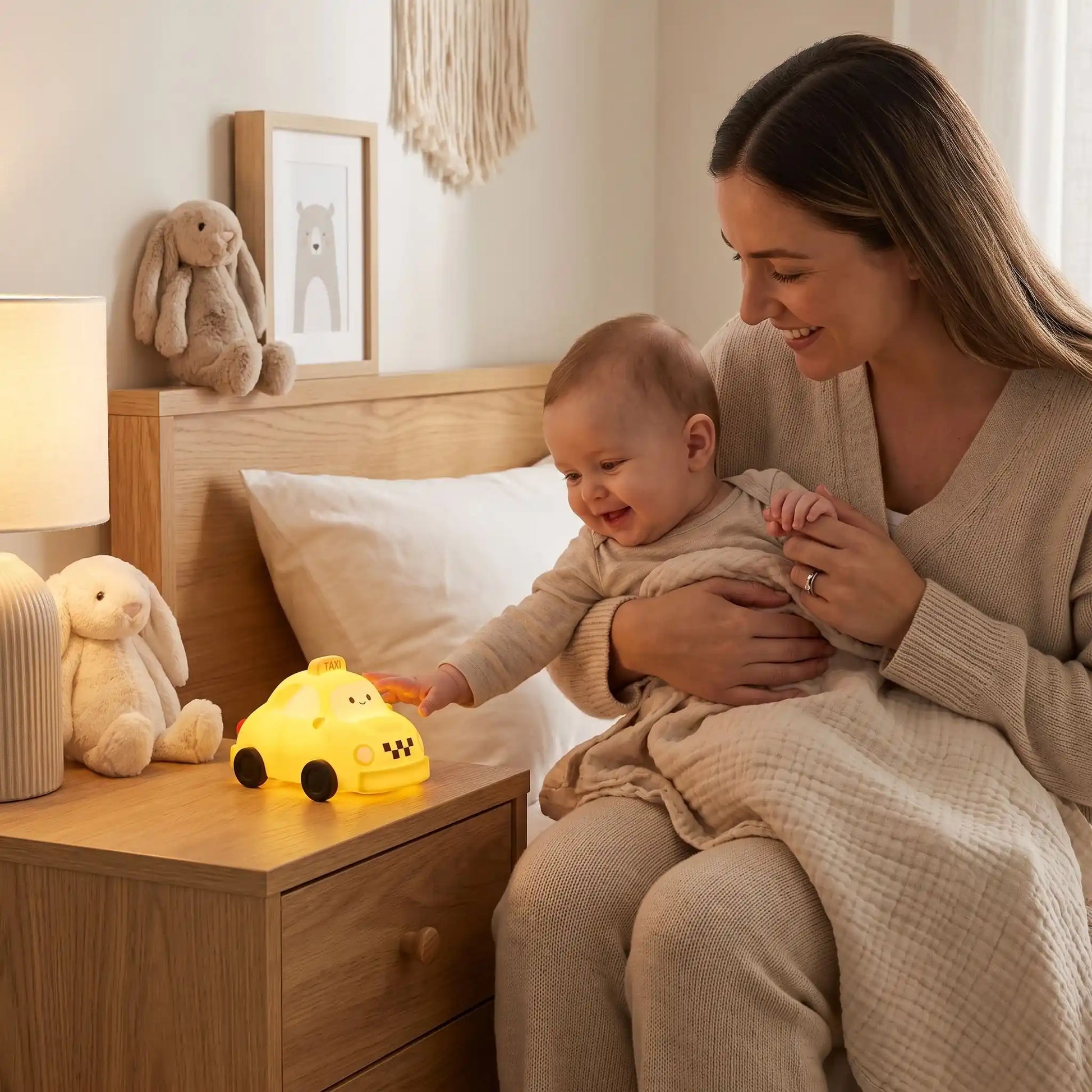 veilleuse bébé taxi jaune bebe maman sourit en la touchant