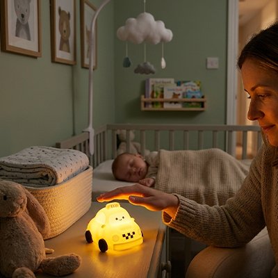 Veilleuse bébé taxi jaune maman admire la lampe
