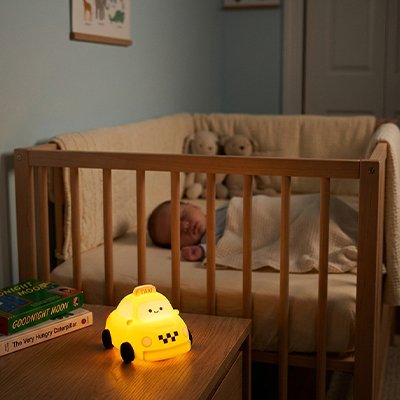 Veilleuse bébé taxi jaune sommeil rassurant avec bébé dans lit