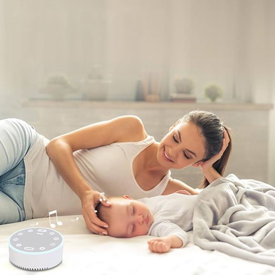 Veilleuse bruit blanc maman sourit tient la tete bebe endormie en écoutant de la music