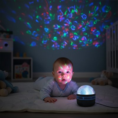Veilleuse projection enfant regarde l'éclat de la lumière